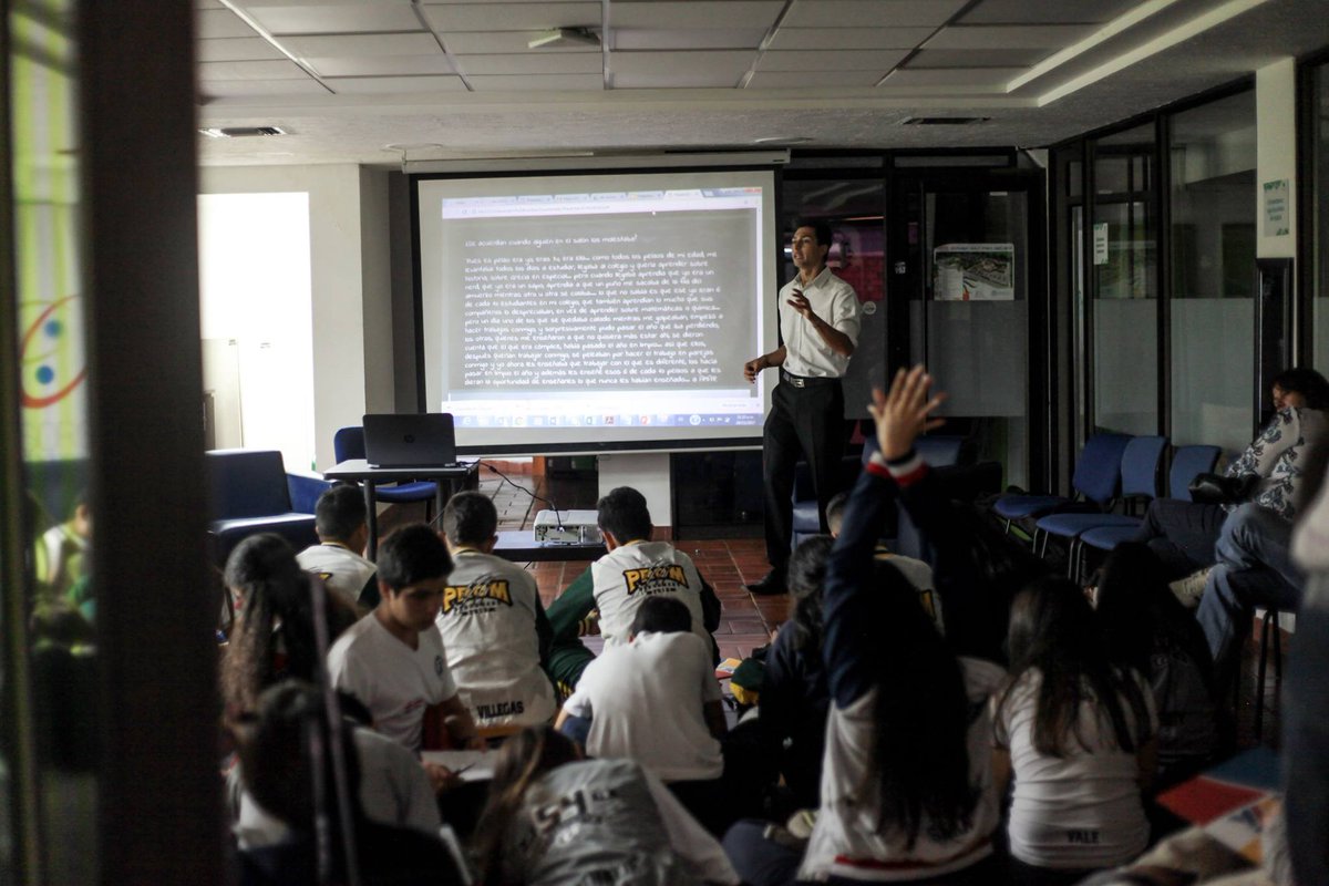 SoyQubo's tweet photo. Agradecidos con @javerianacali y 50 estudiantes de 10 y 11 grado que nos recibieron para brindarles el Taller #InnovaciónCiudadana junto a la red  @YLAINetwork Colombia. Nuestro director @DavidMeAnQubo usó la metodología #ENprender guiándoles en la construcción de emprendimientos https://t.co/x8WeYqkGRt