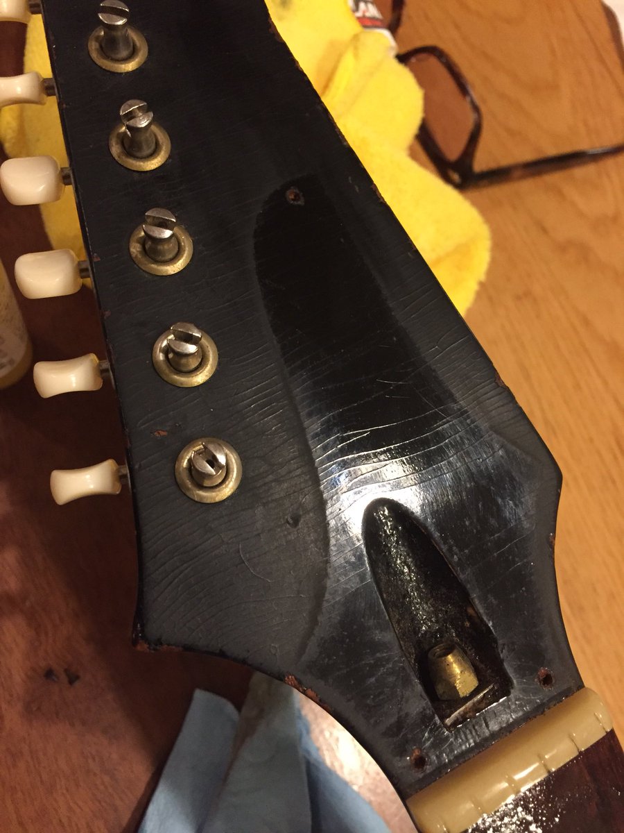 avici2zee's tweet photo. 軽くやっとくねと言ったものの...クリーニングというレベルではなく、もはや垢スリ。
#gibson #firebird #gibsonfirebird #nonreversefirebird #1965 https://t.co/FW6P5EWPGf