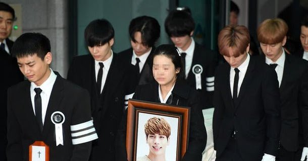 Family, friends, and thousands of fans accompany Jonghyun on his path to rest dlvr.it/Q6yLng