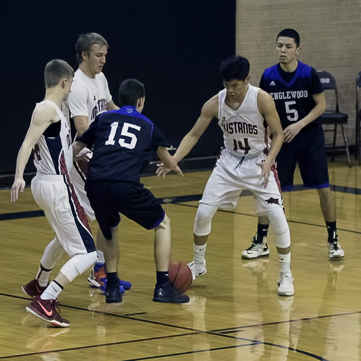 thepauldineen's tweet photo. Luis Garcia (@Garcia_Luis11) of #FortMorganMustangs #Basketball and an unidentified member of the #EnglewoodPirates (Colorado) attempt to out-levitate each other in the Feb 1 2017 game at Fort Morgan, https://t.co/v7L21u9xus