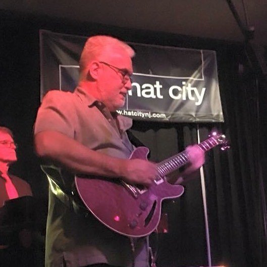 FuchsAudio's tweet image. Yeah, still rocking it, even at 60... #fuchsaudio #fuchsaudiotech #fuchsaudiotechnology #mccurdyguitars #hatcitykitchen ift.tt/2z6SKI6