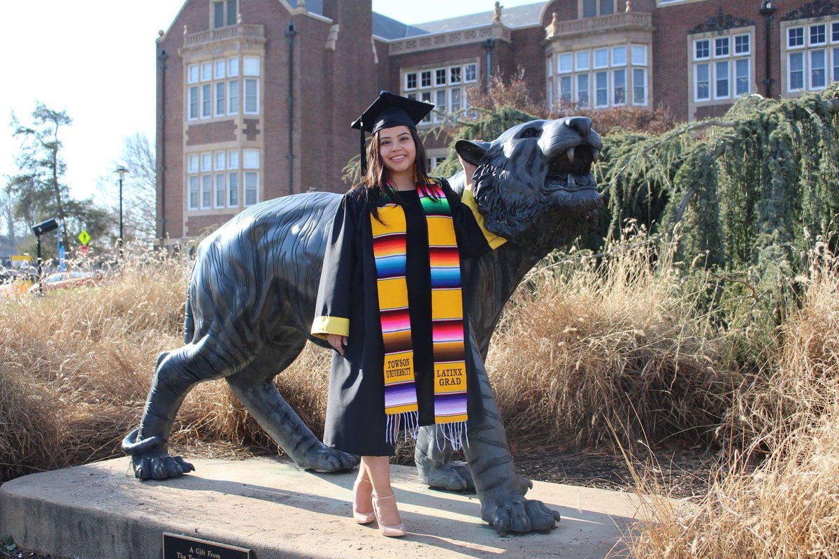 _locaaxo's tweet image. The world better look out, this brown queen has two degrees around her belt 👩🏽‍🎓 Pa’riba mi gente! #latinxgrad #FirstGenGrad
