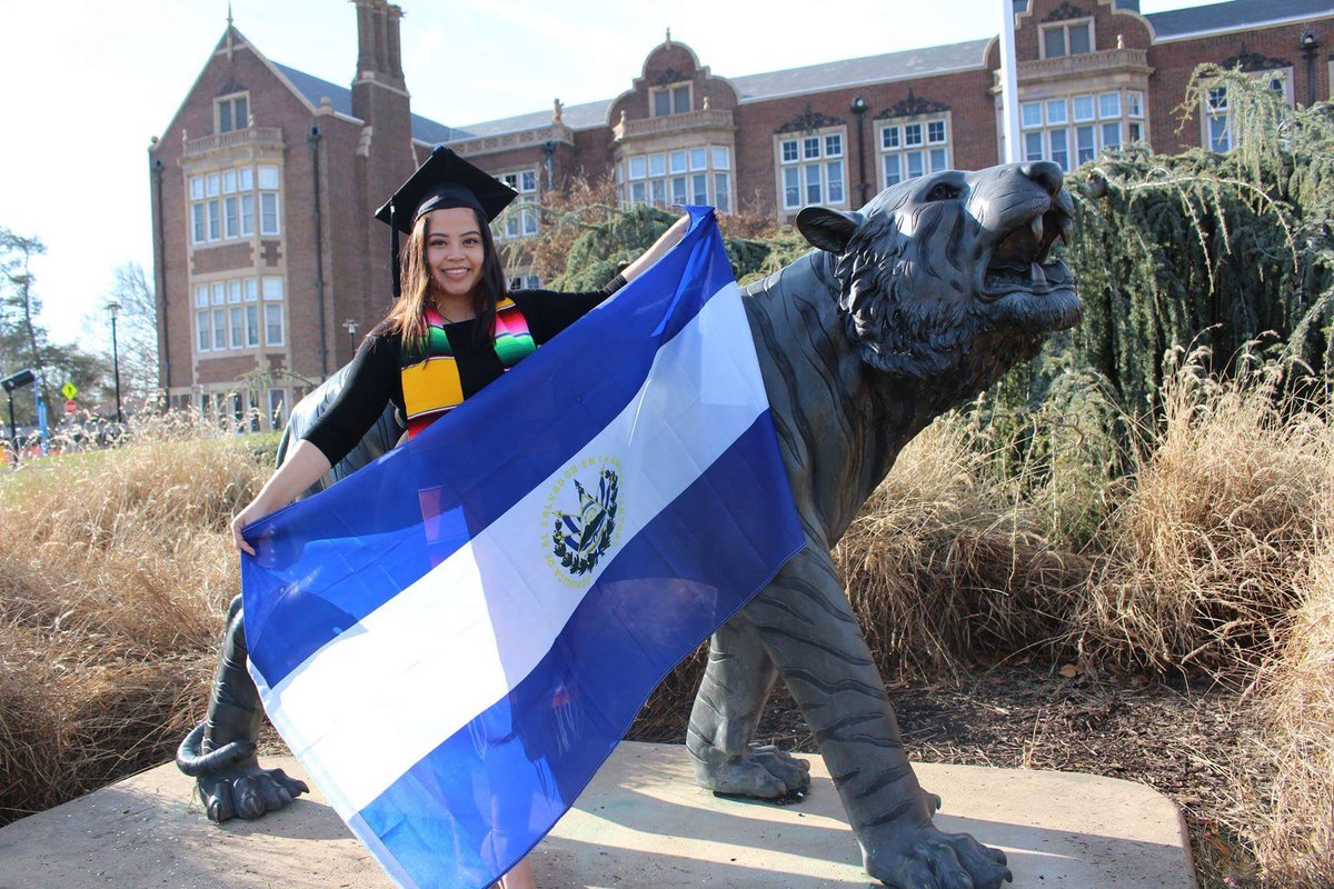 _locaaxo's tweet image. The world better look out, this brown queen has two degrees around her belt 👩🏽‍🎓 Pa’riba mi gente! #latinxgrad #FirstGenGrad
