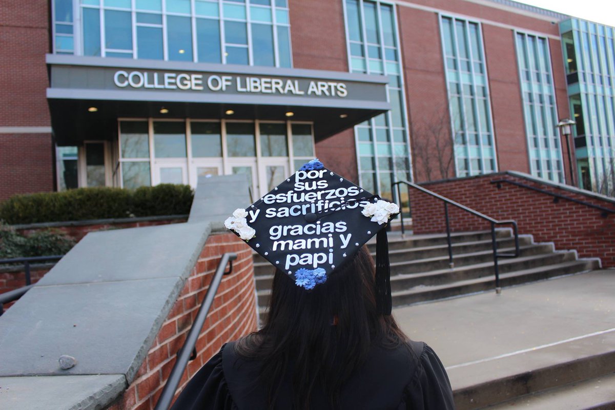 _locaaxo's tweet image. The world better look out, this brown queen has two degrees around her belt 👩🏽‍🎓 Pa’riba mi gente! #latinxgrad #FirstGenGrad