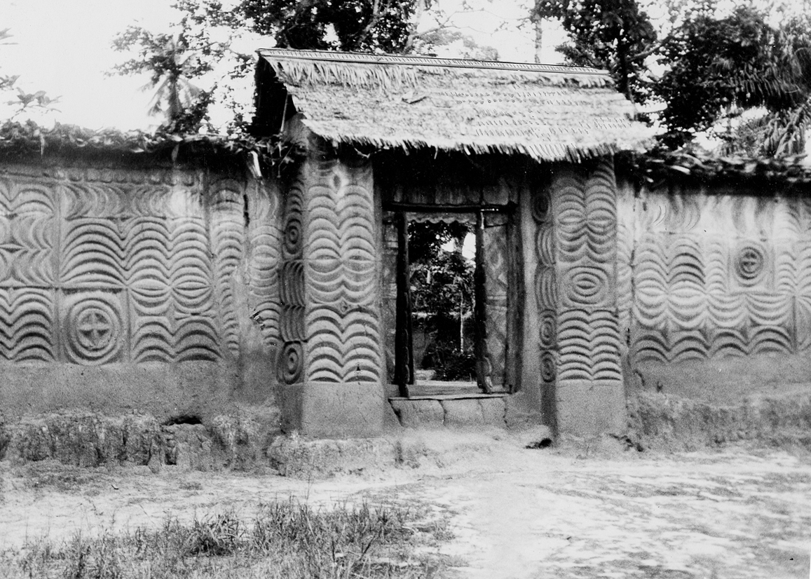Entrance gate and walls with relief of a famers compound at Nnewi, northern Igbo area, Southern Nigeria, 1938. Photo: Edward Duckworth. Pitt Rivers Museum.