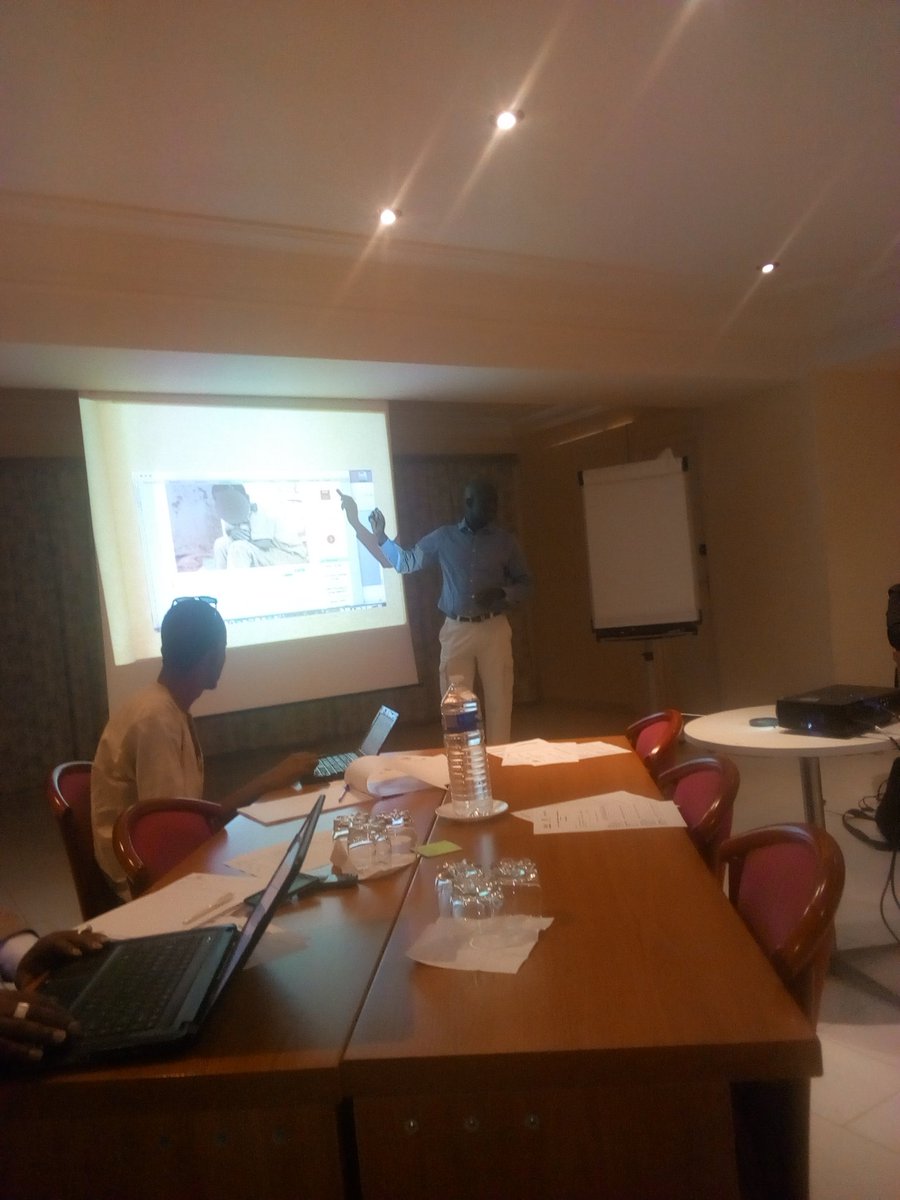 MariemeSoda_SN's tweet photo. #Jour2 Atelier #OIM @AwareMigrants 
Rappel des fondamentaux du journalisme et des approches rédactionnelles pour les questions migratoires avec @fayiboul https://t.co/lurd0oIwYZ