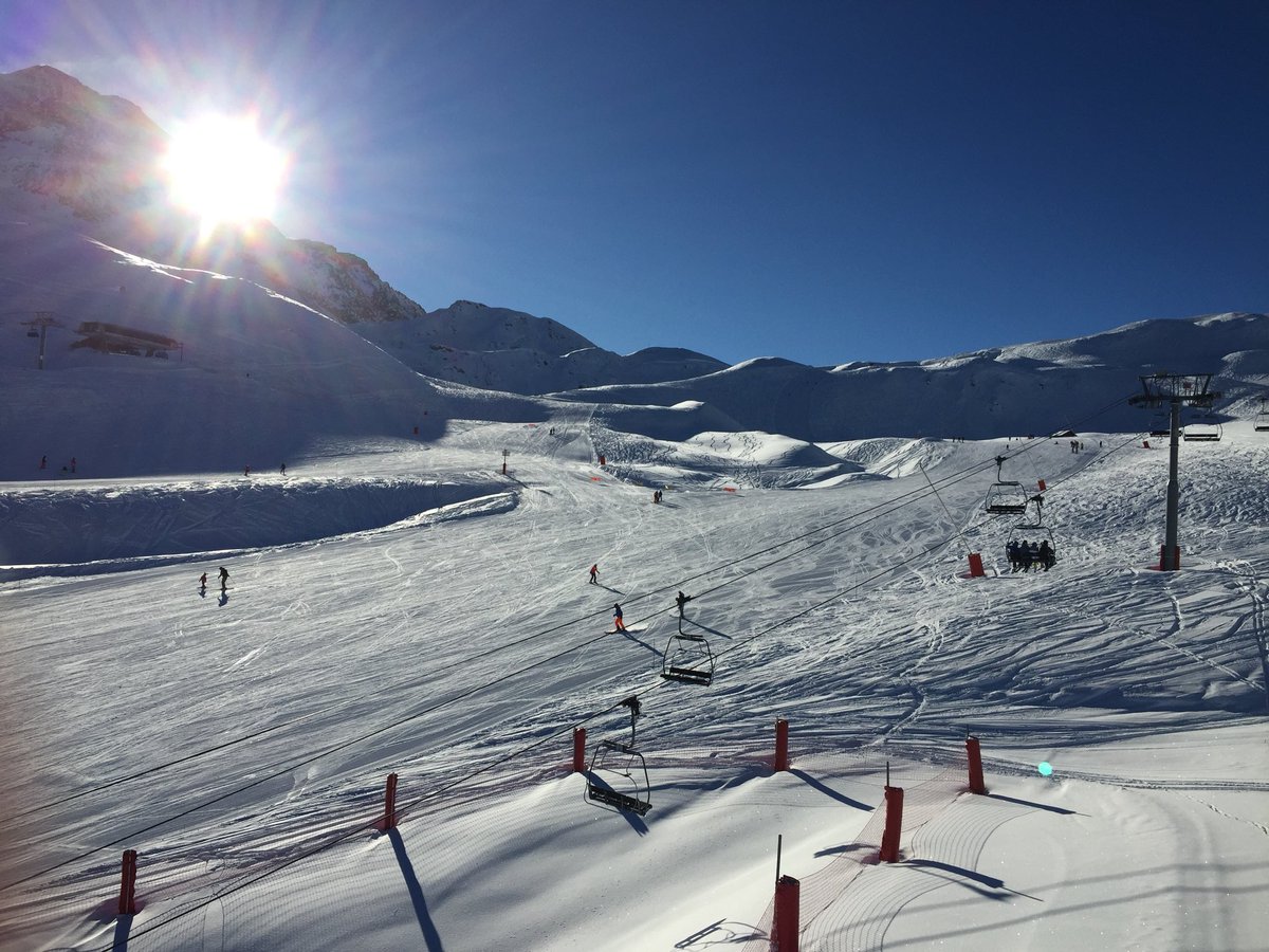 CascadesArc2000's tweet photo. How’s your view this morning? This is ours! 💙🙌🏻⛷ #flexiski #bluebird #neige #snow #perfection  @LesArcs https://t.co/H0ckh6JsZ1