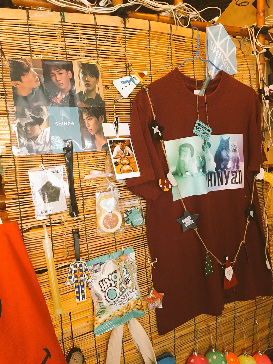y_onem's tweet photo. それから、今日はふと突然思い立ってここへ行ってきたのだけど、同じようにひとりで来ていた台湾しゃおるちゃんと相席して、二人で大泣きしながらSHINee席でとんかつ食べました。女将さんにジョンヒョンのこと忘れないでって言ったら、忘れるわけないじゃない、ずっとここにいるって。 https://t.co/8Ir2qU0fzU