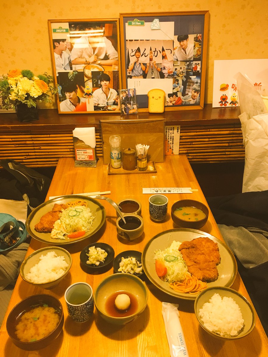 y_onem's tweet photo. それから、今日はふと突然思い立ってここへ行ってきたのだけど、同じようにひとりで来ていた台湾しゃおるちゃんと相席して、二人で大泣きしながらSHINee席でとんかつ食べました。女将さんにジョンヒョンのこと忘れないでって言ったら、忘れるわけないじゃない、ずっとここにいるって。 https://t.co/8Ir2qU0fzU