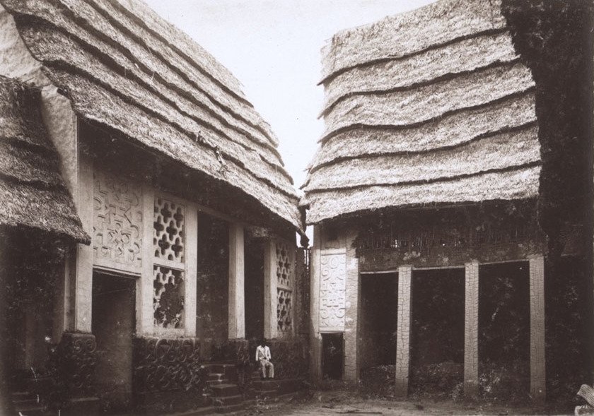 'Palaver hall' (court?) in Kumasi, Ashanti Empire, turn of the 20th century. Photo: Friedrich Ramseyer.