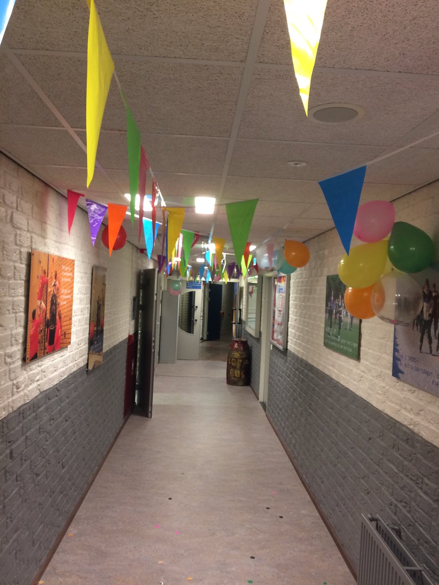Heemgaard's tweet photo. Vandaag geeft meneer van der Hart zijn laatste gymles. Na 40!! jaar lesgeven gaat hij met pensioen. https://t.co/5QEZfZQKOi