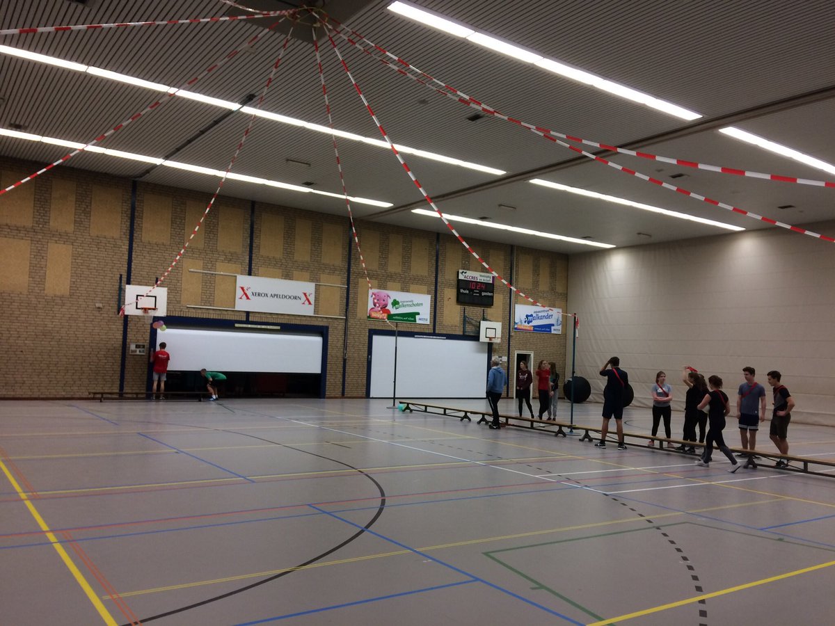 Vandaag geeft meneer van der Hart zijn laatste gymles. Na 40!! jaar lesgeven gaat hij met pensioen.