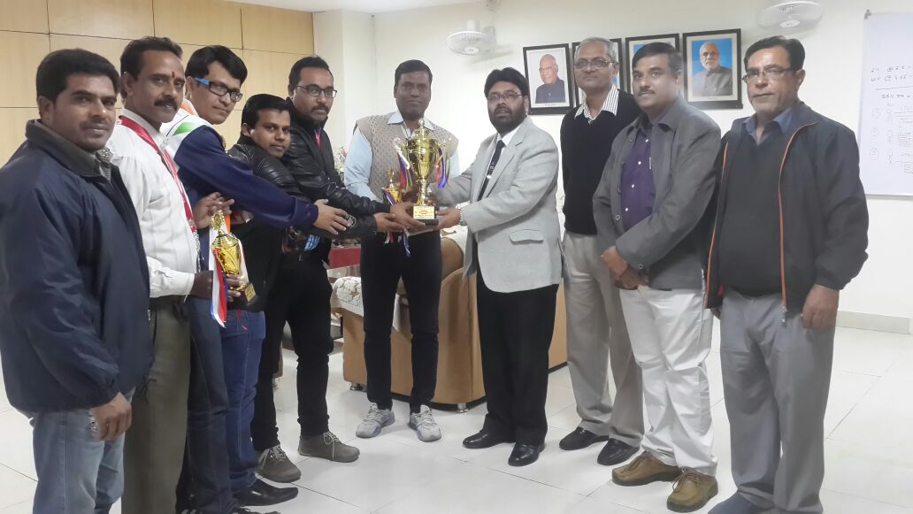 cgmbsnlmp's tweet image. आदरणीय डा. जी सी पांडे, मुख्य महाप्रबंधक नें आज अखिल भारतीय बीएसएनएल वेट/पावर लिफ्टिंग और बेसट फिजिक प्रतियोगिता पटना में सिल्वर एंव कांस्य पदक विजेताओं का स्वागत किया और बधाईयां दी| प्रधान महाप्रबंधक एवं संयुक्त महाप्रबंधक श्री ए के मुकाती और के के सूर्यवंशी जी उपस्थित थे|