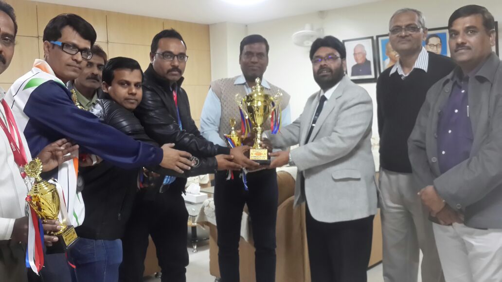 cgmbsnlmp's tweet image. आदरणीय डा. जी सी पांडे, मुख्य महाप्रबंधक नें आज अखिल भारतीय बीएसएनएल वेट/पावर लिफ्टिंग और बेसट फिजिक प्रतियोगिता पटना में सिल्वर एंव कांस्य पदक विजेताओं का स्वागत किया और बधाईयां दी| प्रधान महाप्रबंधक एवं संयुक्त महाप्रबंधक श्री ए के मुकाती और के के सूर्यवंशी जी उपस्थित थे|