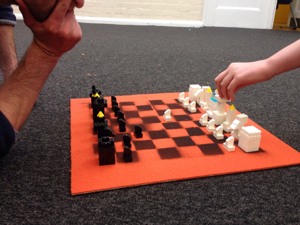 NESSSS2017's tweet photo. Homemade #nessss @LEGO_Group chess set #gettingbetter https://t.co/nTNLDrx9ri