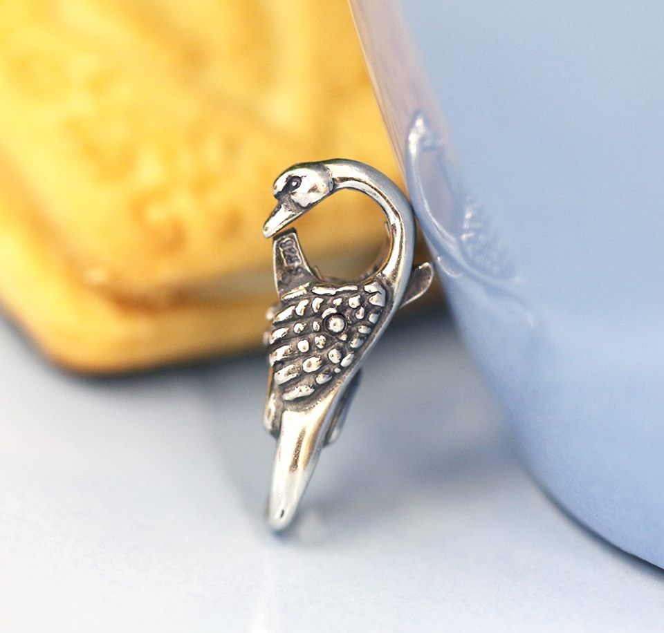 BeringBromley's tweet photo. #Simple and #elegant, the swan is a symbol of #maturity and #sophistication. https://t.co/QnZG52i0D2