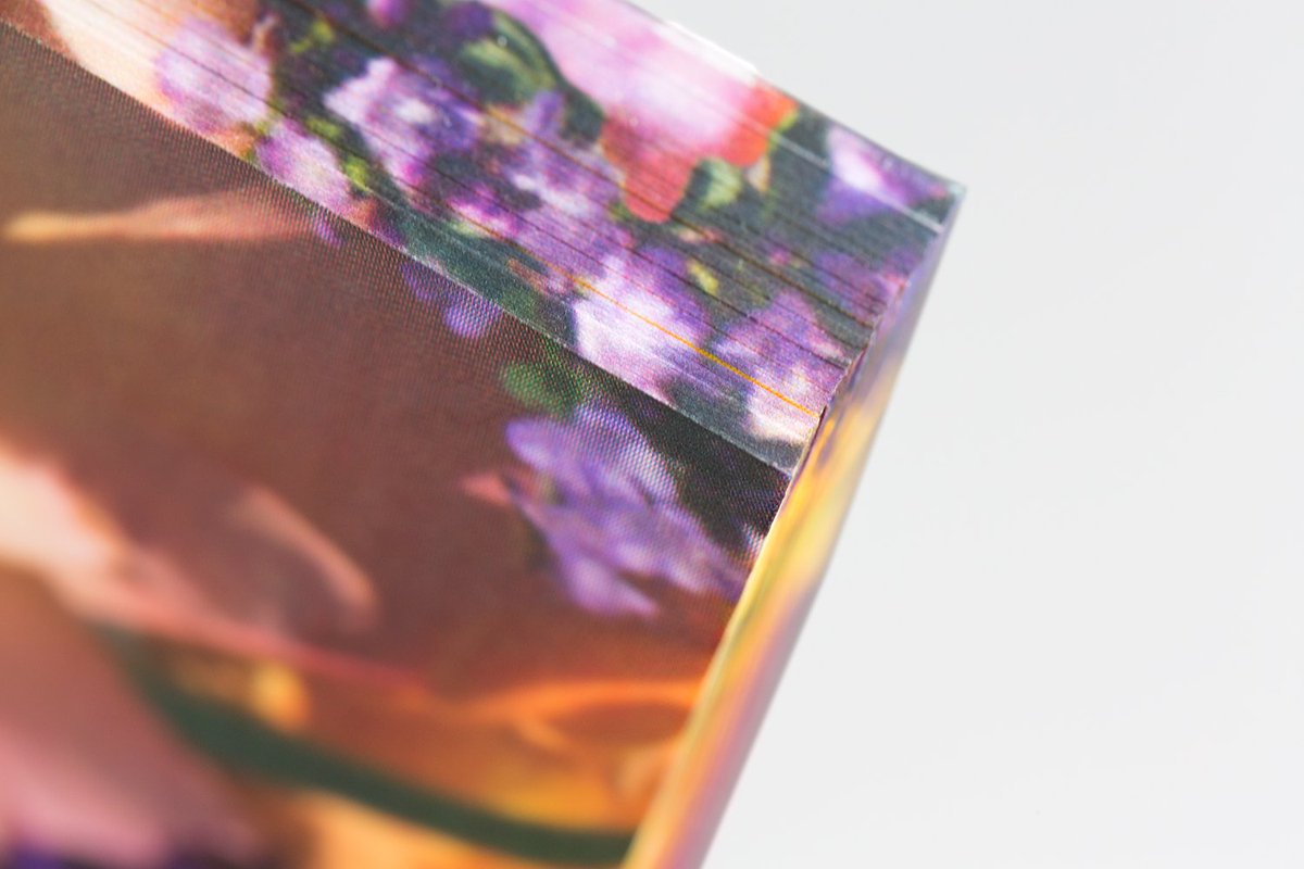 Motivschnitt: Das Bedrucken der Schnittkanten lässt sie mehrdimensional entwerfen – und ergibt völlig neue Design-Möglichkeiten.
Für @pinkinsideballerinas haben wir ein Flatbook im Carré-Format erstellt. Das Coverbild ist rund um das gesamte Buch gedruckt.
bubu.ch/leistungen/mot…