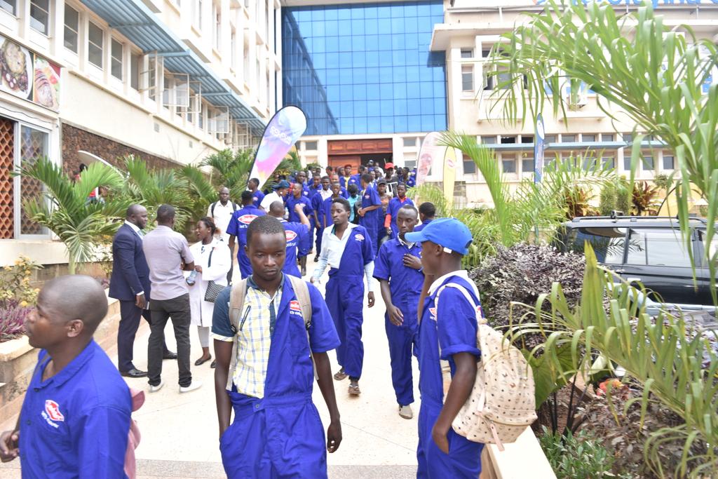 BugandaKingdom_'s tweet photo. @SadolinPaint ekwataganye n'obwa @BugandaOfficial okusiiga ekizimbe #Masengere mu nkola y'okuddiza eri abawagizi baabwe. @MajesticBrands @namulondoinv @RKawaddwa @BugandaLandB https://t.co/ZUgAUXDB85