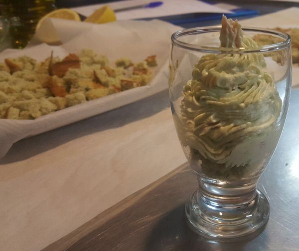 celichef's tweet photo. Copa de salmón, aguacate y albahaca. Un canapé rico y refrescante perfecto para sorprender estas fiestas a vuestros invitados, y por supuesto, #singluten. Gracias @IriaScakes por tu imaginación. Como veis, cocinar rico y #singluten es posible. Objetivo #celichef2018 #acecale https://t.co/qRaX7tyeri