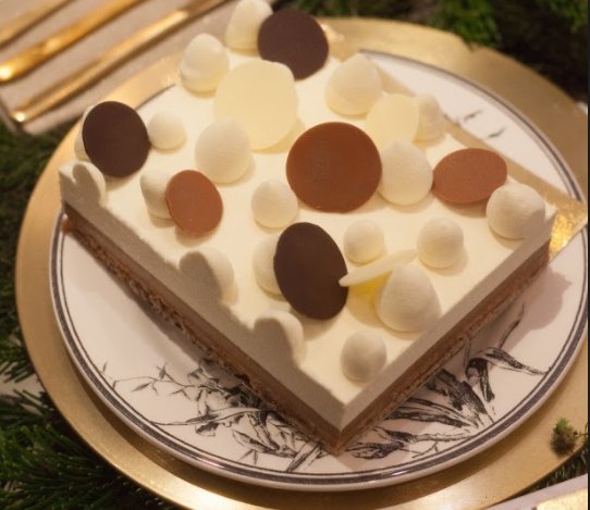 Monoprix's tweet photo. On a un invité de choc pour le dessert : les entremets vanille crémeux praliné noisette de Christophe Adam ! #MonoprixNoel 🍫 https://t.co/vIa1p8nVpw