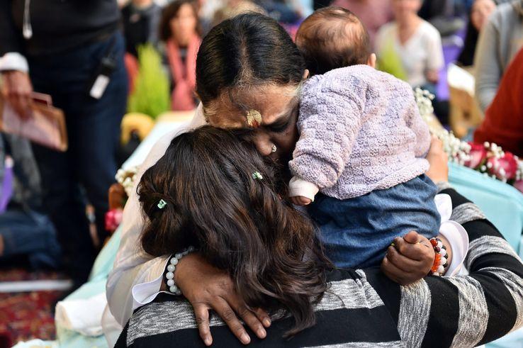 franceculture's tweet photo. Amma se déplace dans le monde entier pour prendre les gens dans ses bras. Chaque jour, elle renouvelle ce geste, simplement. "Un arrêt dans le temps" pour certains, "une grâce", "un mystère", "une lumière" pour d'autres. Ils témoignent. https://t.co/Ur4okIAT1c https://t.co/M6FFGAYRCm