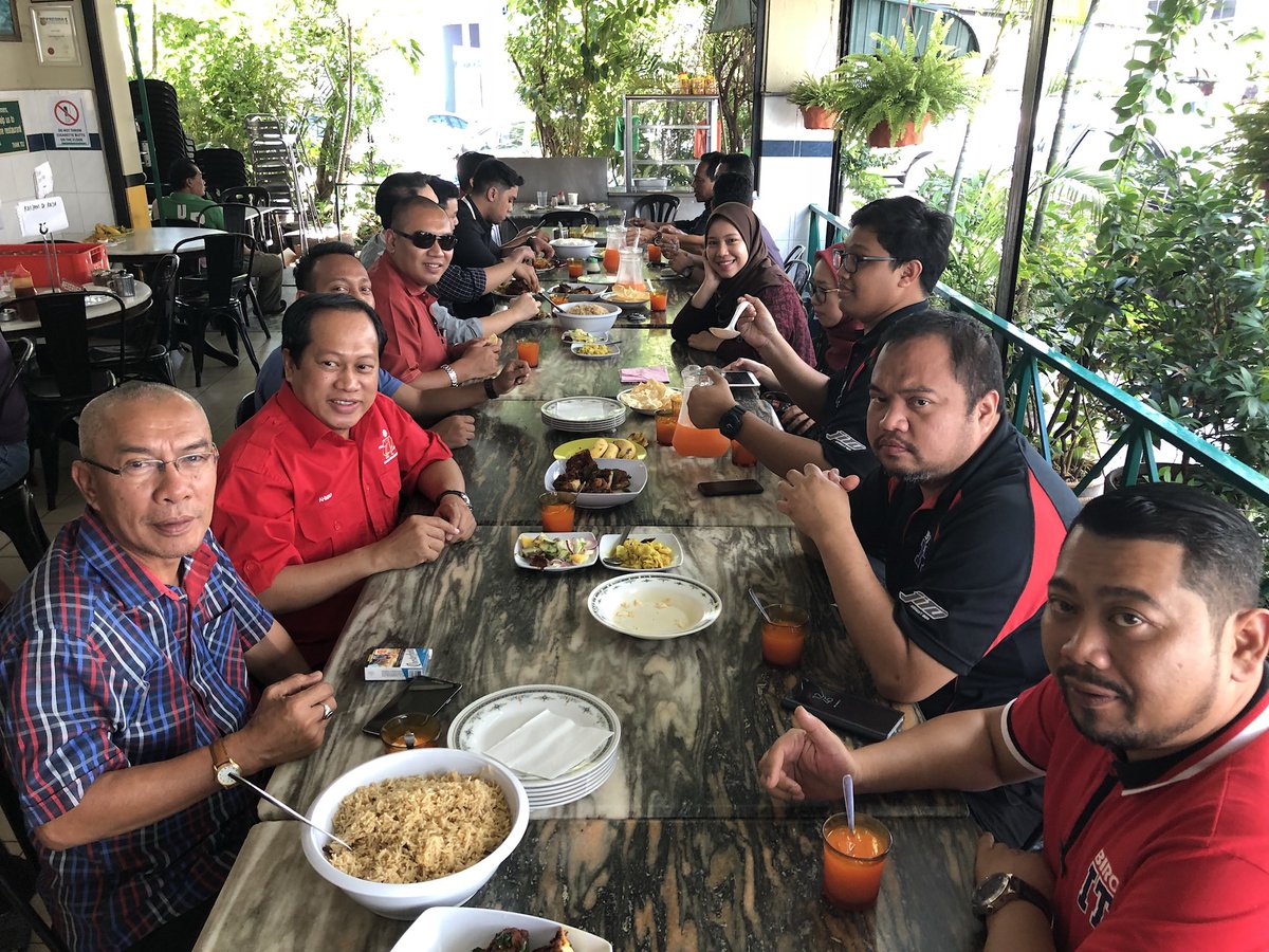 ahmadmaslan's tweet photo. Air oren laici, ayam goreng berempah, kari kepala ikan #Ipoh #Perak & nasi beriani Anarkali. Pandai betul restoran ini berniaga. #BangsaUsahawan #TambahPendapatan #RezekiHalal. Kawan saya Wak dari #TelukIntan belanja lepas prgm dgn #IpohTimur & #IpohBarat on d way #PadangRengas https://t.co/WkAr6rZSm0
