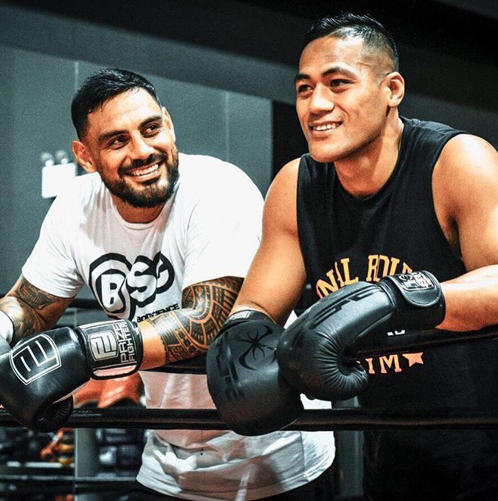 stingsports's tweet photo. Awesome to see @timsimona from @WestsTigers enjoying the @stingsports Armaplus Stealth Boxing Gloves at @FinalRoundGym
Looking forward to a big 2018!!
#StingIsBoxing https://t.co/1fsmVA7lB3