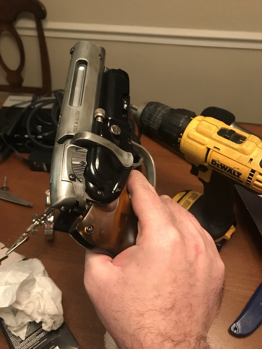 HopkinsCarter93's tweet photo. Wires are the only thing left to add for my World-Con Blaster! I’d say my first kit build, as daunting as it has been, was a complete success!
@donttrythis @testedcom #bladerunner #tomenosuke #dadoes #deckard https://t.co/UPKrpapQd1