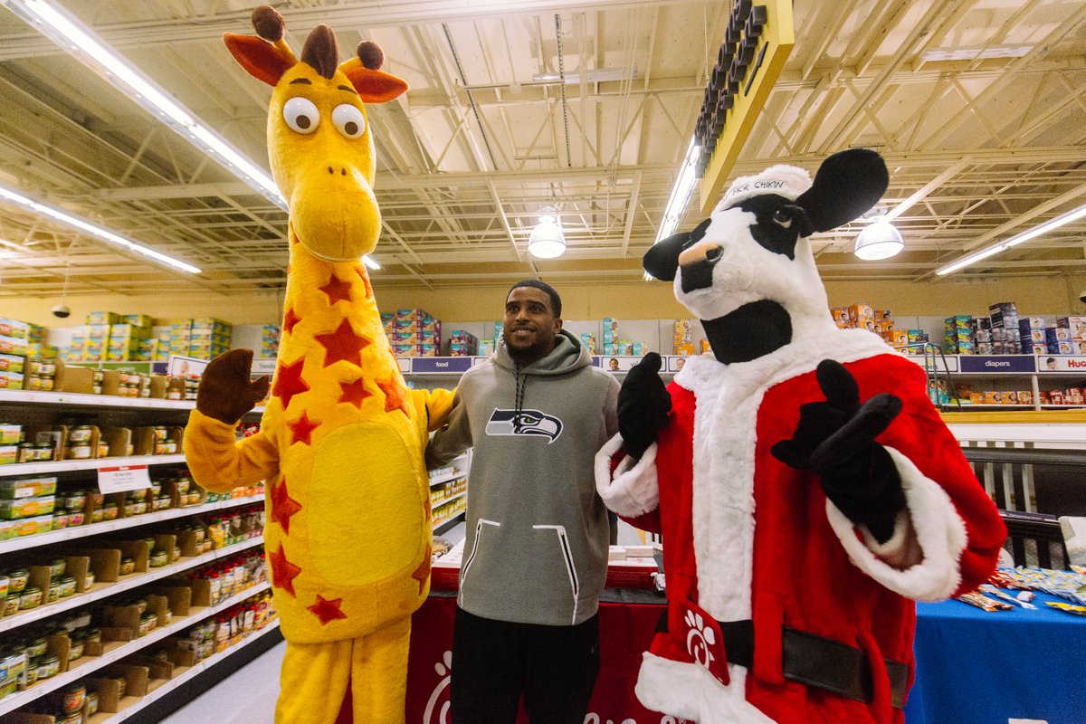 lashgotgame's tweet photo. Thx u @ChickfilA in Bellevue, WA &amp; @ToysRUs #Bellevue 4 partnering w/ @Bwagz54 on his 3rd Annual Secret Santa Shopping Spree. #Seahawks @Seahawks https://t.co/yJx77bB6hL
