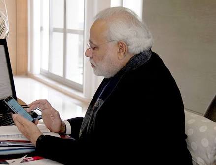 RealHistoryPic's tweet photo. A Tech Savvy PM Showing how to disable #2G network in order to get better connectivity with Karunanidhi.(2017)
#2GScamVerdict https://t.co/sKpPgEheQX