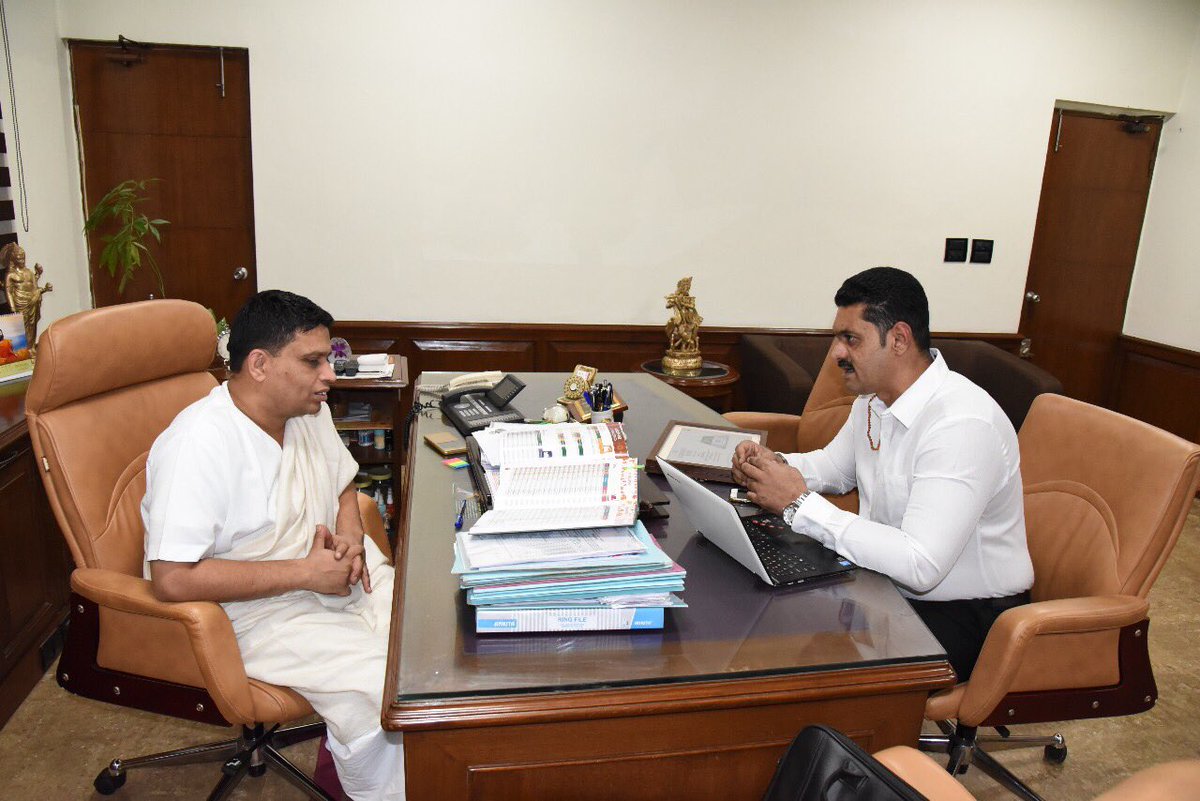 Ach_Balkrishna's tweet photo. 1.1देश में लहराया स्वदेशी ब्रांड का परचम 

देश में Brand Evaluation करने वाली Agency- Trust Research Advisory ने THE BRAND TRUST REPORT India Study 2017 में 11 हजार FMCG कम्पनियों में से पतंजलि को  "India's Most Trusted FMCG Brand" घोषित किया है । https://t.co/bUrbAnr7uC