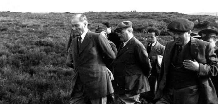 1928 - Reis-i Cumhur Mustafa Kemal, Çanakkale Şehitliği'nde.
Otomobilden inerek dört saat yürüyüşle, şehitliği maiyetine bizzat gezdiren Mustafa Kemal, gördüğü eksiklikleri not aldırtmıştır. Bu geziyle ilgili tüm fotoğraflarda yüzündeki hüzün fark edilmektedir.