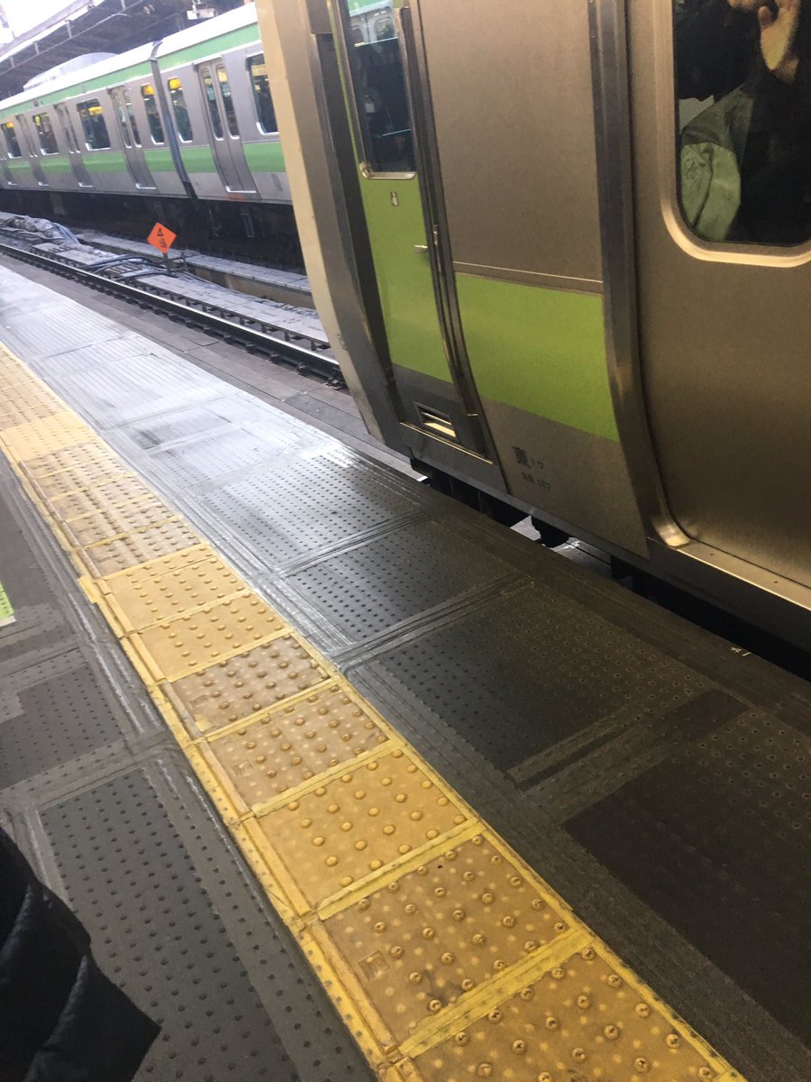 黒うさぎ Pbr Pa Twitter 新宿駅山手線14番ホームで人身事故 ホームで待ってたら 目の前で緊急停止 詳しいことはわかりません