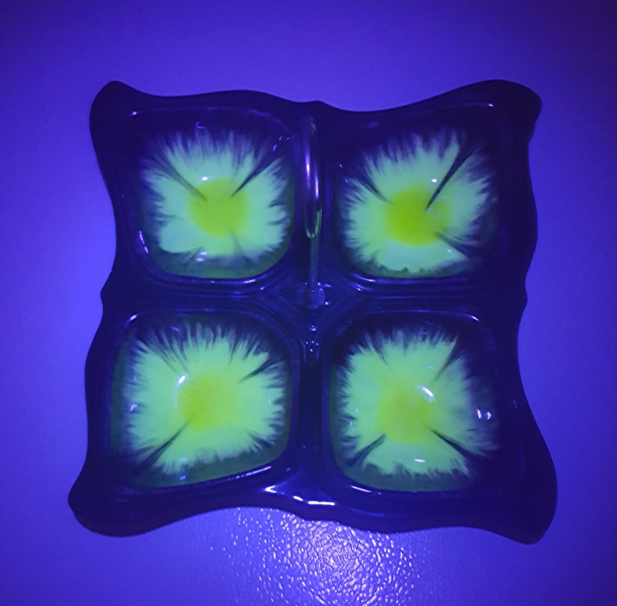 ConradKnauer's tweet photo. #ThriftShop #GeigerCounterFun on a cold winter eve.
$4 brown and yellow ceramic divided serving dish with metal center handle.
~10" (25 cm) square.
Yellow: 1800 CPM #Uranium :)
BUT unlike most other U ceramics I have, gives strong green glow in UV. https://t.co/qkBKmnQ6Rg
