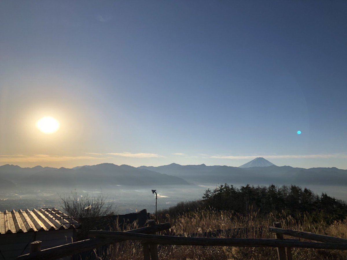 Shawols_INT's tweet photo. A blue moon is an “infrequent phenomenon”. The last blue moon happened on May 21, 2016 and the next one wasn’t due until January 31, 2018 but during Jonghyun’s funeral a blue almost aqua moon shined bright. He’s shining for his Shawols! 🌹#YouDidWellJonghyun

(c) https://t.co/Lr3TL88FCi