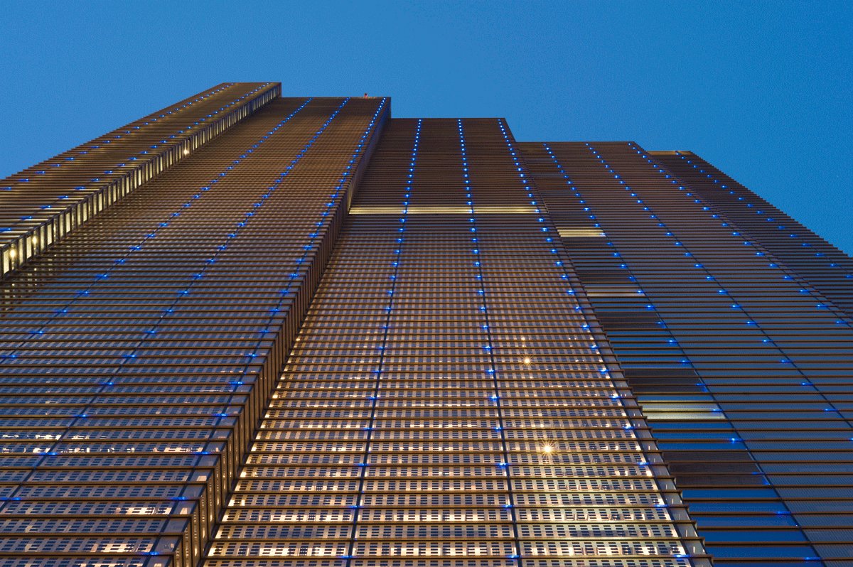 iGuzziniME's tweet photo. A blue light crown for this 46-storey jewel within the hearth of the city of #London: 750 units of #GlimCube perfectly integrated into the façade of #HeronTower to create a striking visual impact >https://t.co/mDD5gHqz0R https://t.co/mHp0ewHMdj