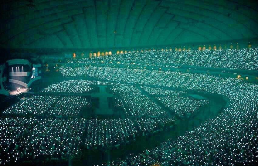 yowits_maine's tweet photo. “The blue moon is real. My brother's friend took a photo in the plane and he said it was giving off a weird blue tint. 
JONGHYUN DID THAT. I'M SURE HE DID.” #YouDidWellJonghyun 

©latteclique https://t.co/cOsrWrytKf