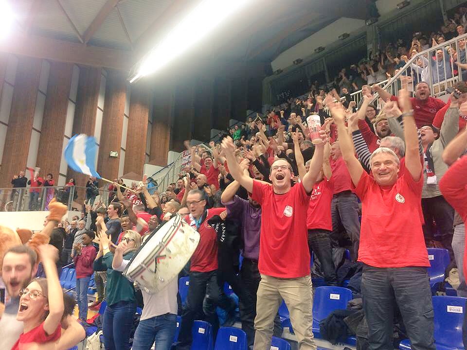 WithYourFans's tweet image. Que d'émotions hier soir ! Après avoir été mené 0/2 le @CVB52HM a gagné 3/2 grâce au soutien du public et une cohésion d'équipe sans faille en @CEVolleyball #Exemple #WithYourFansAuCoeurDeLAction #FanExperience #FanEngagement