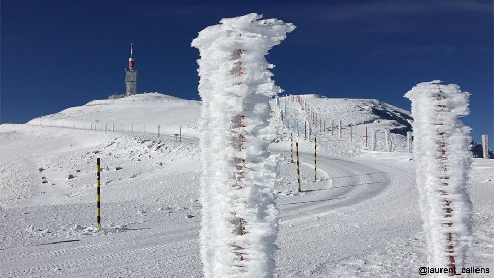 Sneeuw zorgt voor feeërieke plaatjes op Mont Ventoux (foto: <a href="/laurent_callens/">Laurent Callens</a>) sporza.be/permalink/1.31…
