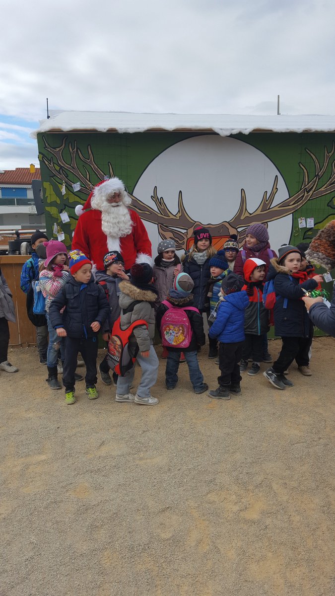MDAbarcares's tweet photo. Journée du 20 décembre accrochage des voeux marché de noel du Barcares https://t.co/hRojKk9Vfd