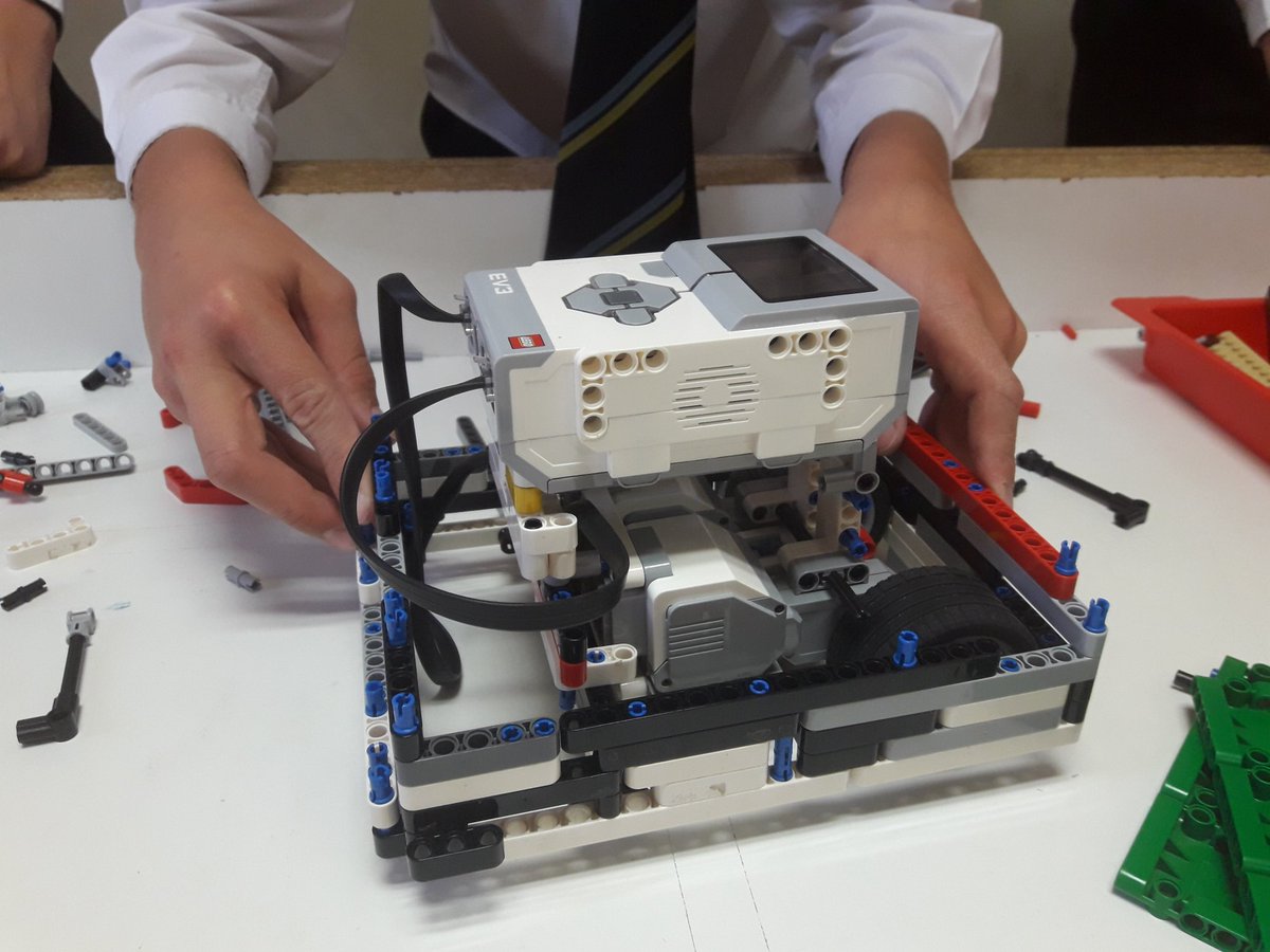 fllGteam's tweet photo. Así empezamos nuestro robot en @gaztelueta. Será una de las fotos del dossier del proyecto t��cnico en la #FLLEuskadi https://t.co/YTYODZZIf0