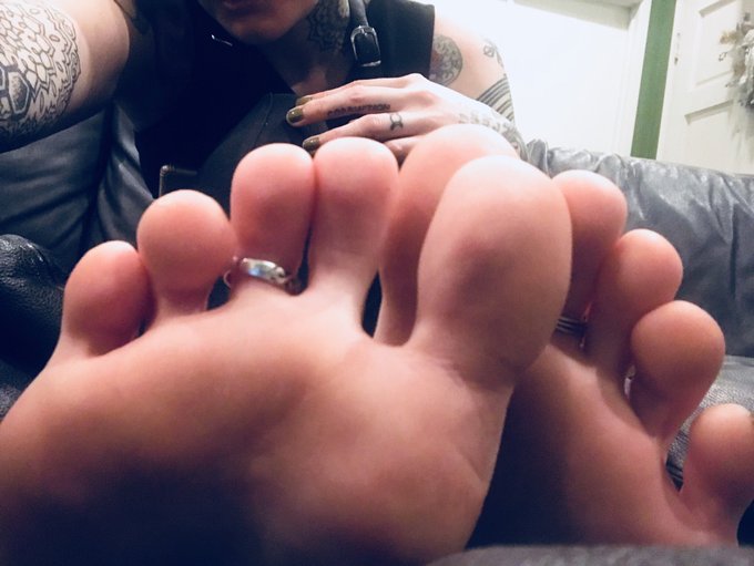 Wanna see my toes? https://t.co/CrKVavWIRM<a href="/tag/feet"class="tags"><span>#feet</span></a><a href="/tag/toes"class="tags"><span>#toes</span></a><a href="/tag/footjob"class="tags"><span>#footjob</span></a><a href="/tag/palefeet"class="tags"><span>#palefeet</span></a>