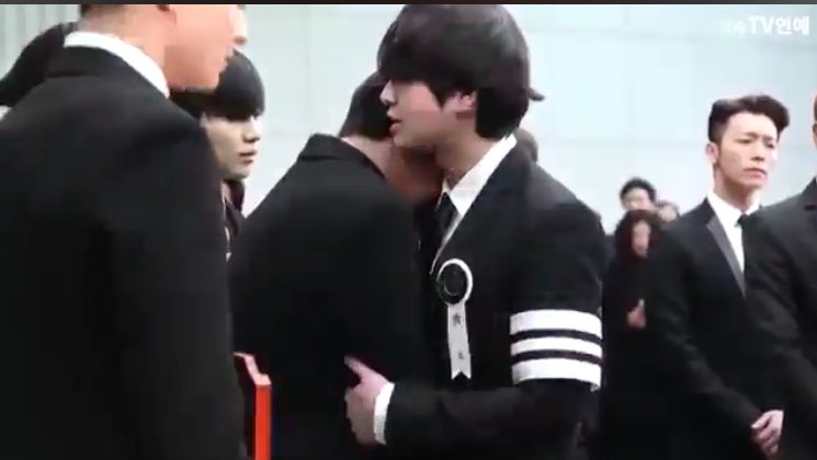 なつき オニュの肩に寄りかかるキーちゃん 別々の動画みてわかったんだけど このときオニュ キーちゃんの手にぎってあげてたんだね