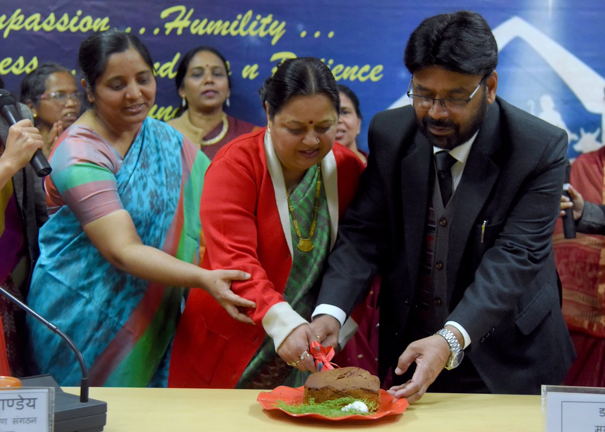 cgmbsnlmp's tweet image. in gracious presence of all Senior officers, staff, TWWO members, Union, SEWA &amp;amp; Association leaders. Warm Blankets were distributed to all Contract labour working in O/o CGMT, Bhopal as Gardeners, Secruity guards, House Keeping workers, Electrical Maint workers etc