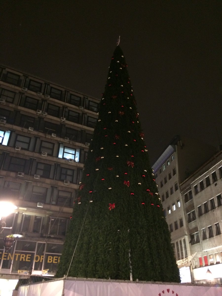 pistaljkars's tweet photo. Jelka na beogradskom Trgu republike od 83.000 evra postavljena pre nego što je tender završen. Ugovor dobila firma Keep light koja ima monopol na novogodišnje osvetljenje https://t.co/nc90TsiP1E https://t.co/fnZrpeRKE4