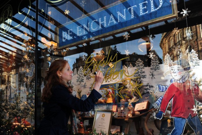 YSPsculpture's tweet photo. Artist #EmilySutton commissioned by @Bettys1919 to create festive drawings for the Harrogate tearooms via @LeedsNews https://t.co/SIBnvrAFPV https://t.co/TokAompxQ9