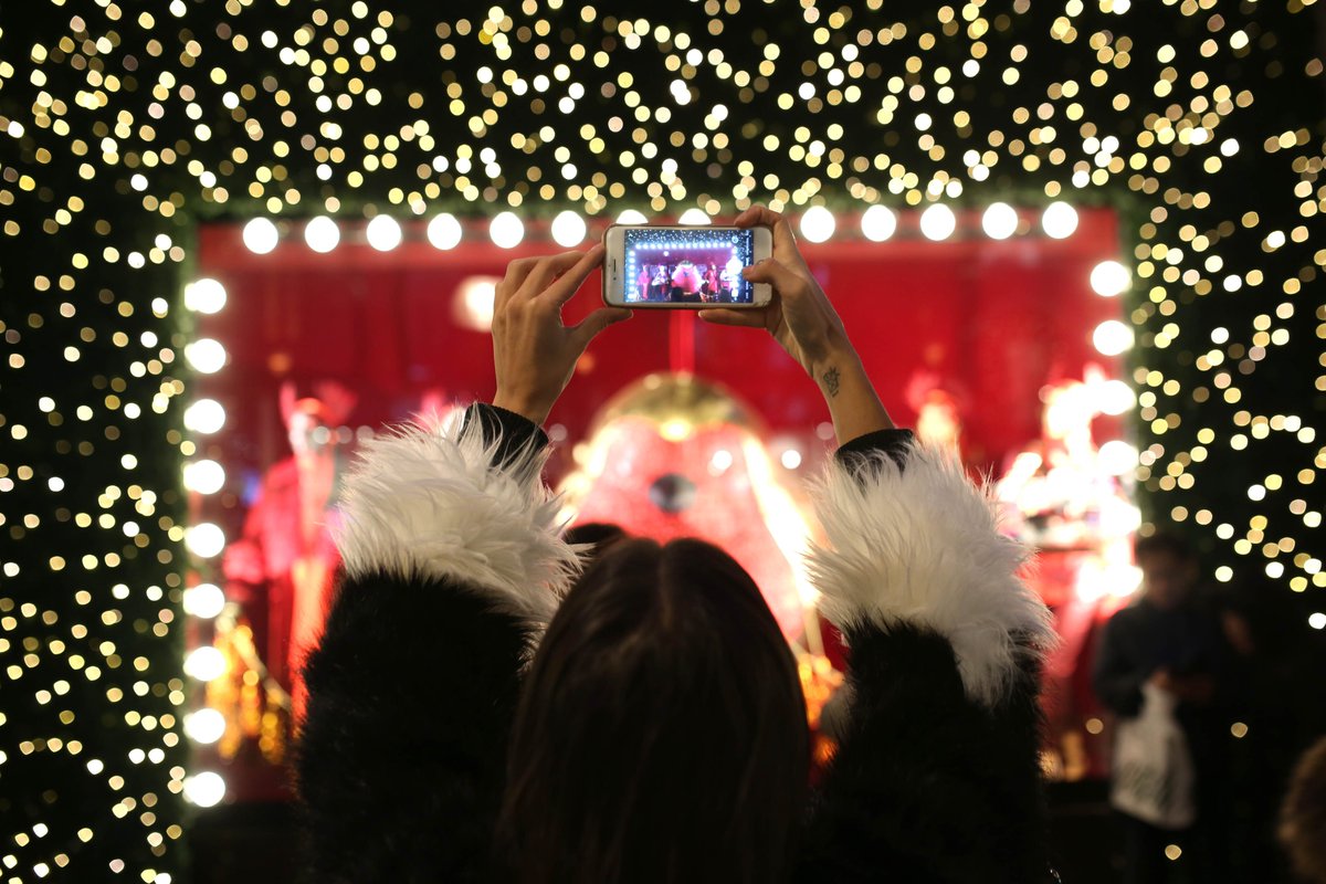 OxfordStreetW1's tweet photo. LAST CHANCE to win a Β£25 OxSt Gift Card by snapping a photo of our street and using #OxStLightsOn on twitter or instagram! πΈ Enter as many times as you wish ππ LAST winner announced MONDAY! #Win #London #OxfordStreet https://t.co/CjfZzSRGsw