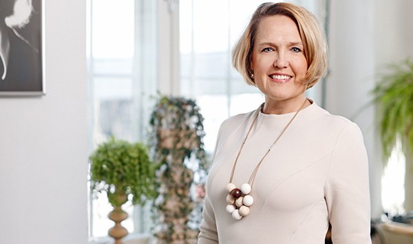 Vaatii taitoa luovia yritys taantumien ja suurten muutosten läpi. @AarikkaOy´n toimitusjohtaja Anu Vauhkonen korostaa suunnitelmallisuuden, rohkeuden ja päättäväisyyden roolia muutostilanteissa. #Fennialehti fennia.fi/fi/artikkeli/m…