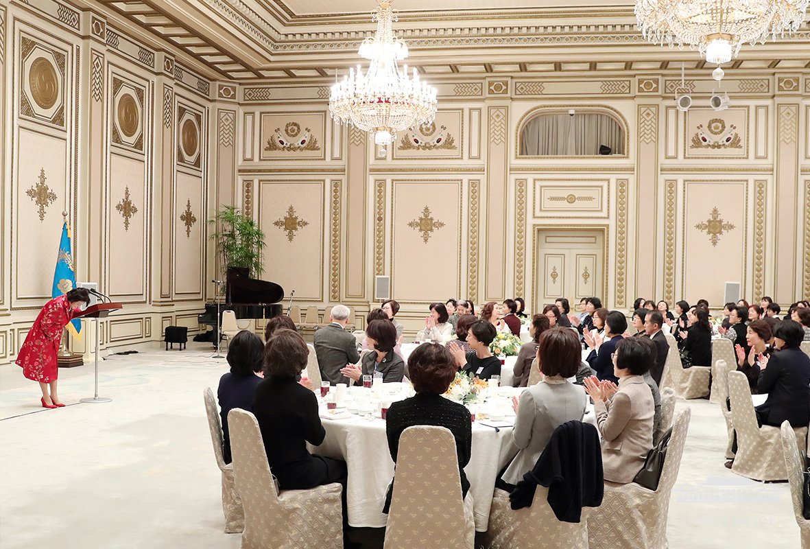 김정숙 여사는 재외공관장 배우자 약 160여명을 초청해 점심을 함께했습니다. 김정숙 여사는 공관장의 의전서열대로 함께 앉는 관례를 깨고, 각 대륙별로 가장 험지로 꼽히는 곳인 브라질, 알제리, 볼리비아, 남아공, 사우디, 네팔 등 공관장 배우자들과 함께 식사를 나누며 그들을 격려했습니다.