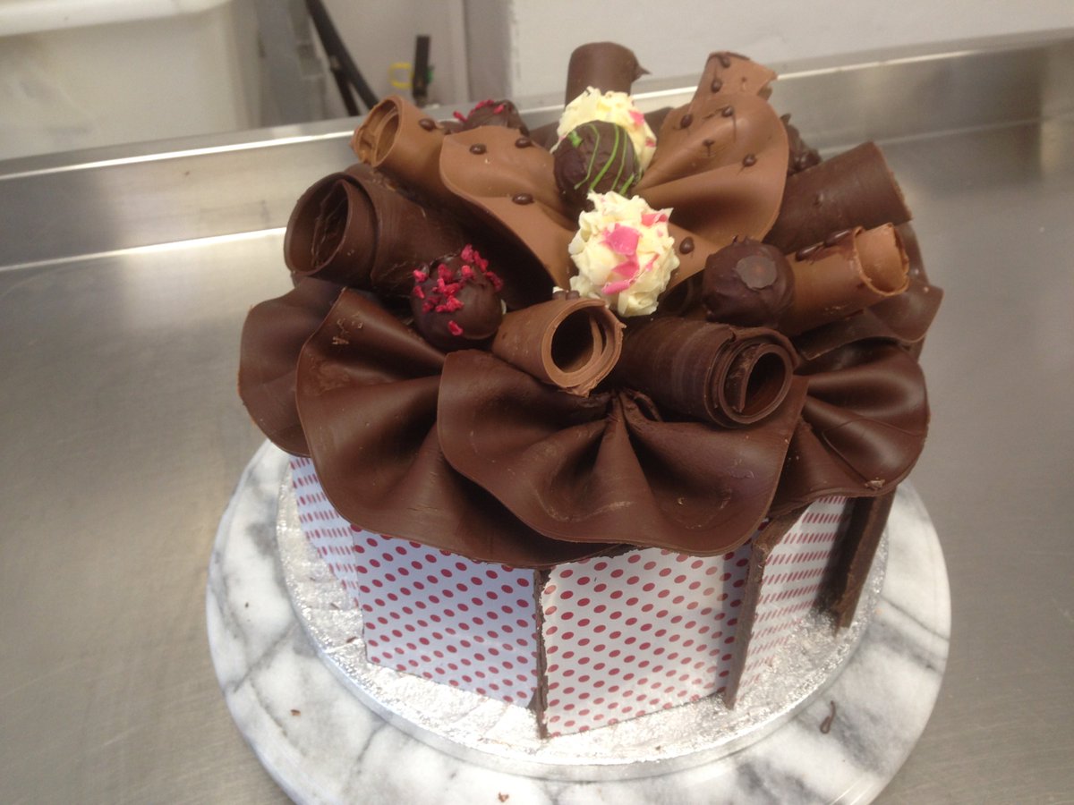 AbbottsChocs's tweet image. Another cake going to Scotland. Kin toffee vodka ganach&apos;e inside.